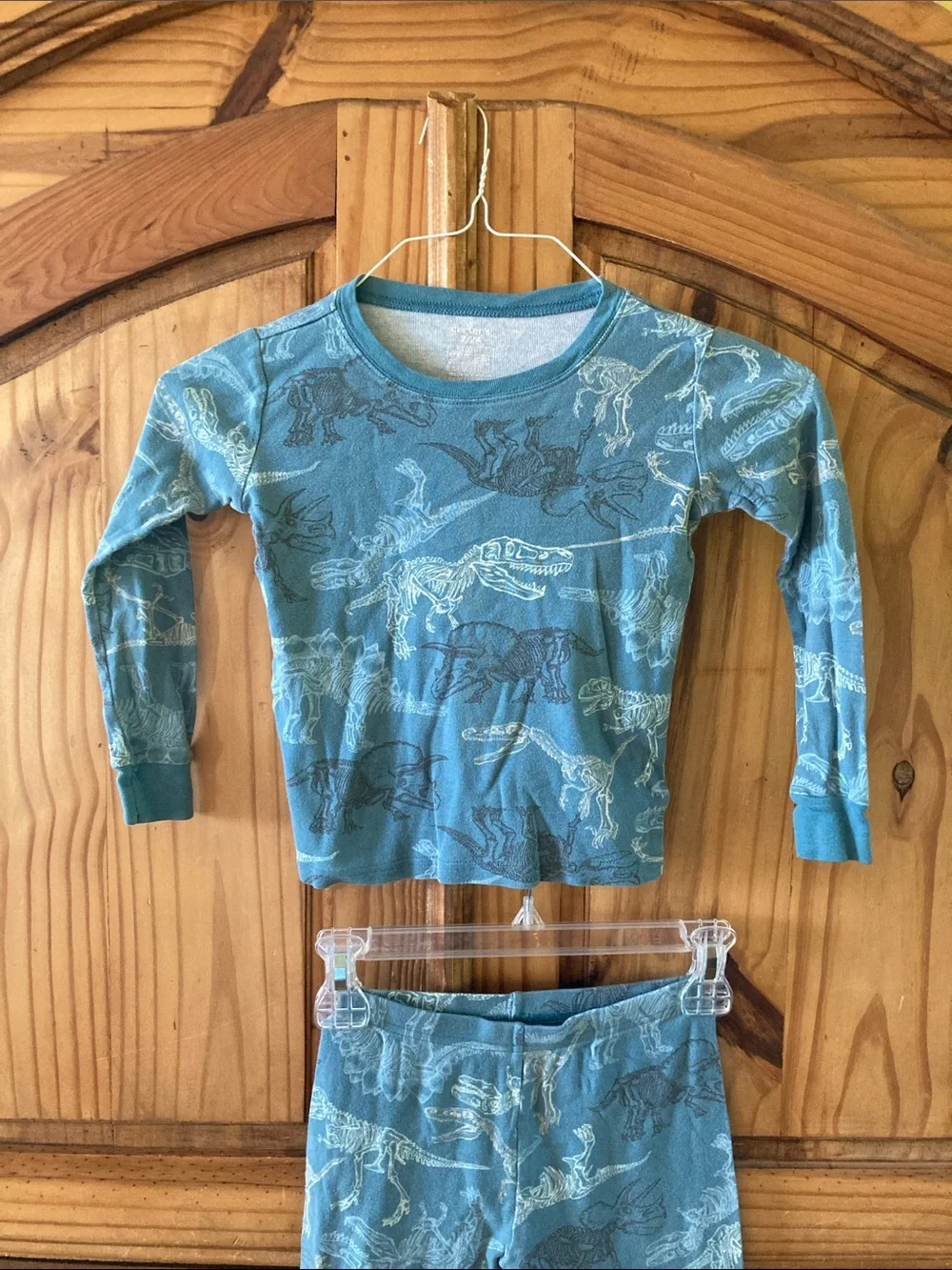 Boys Carter’s blue dinosaur 2 piece long sleeve pajamas size 7